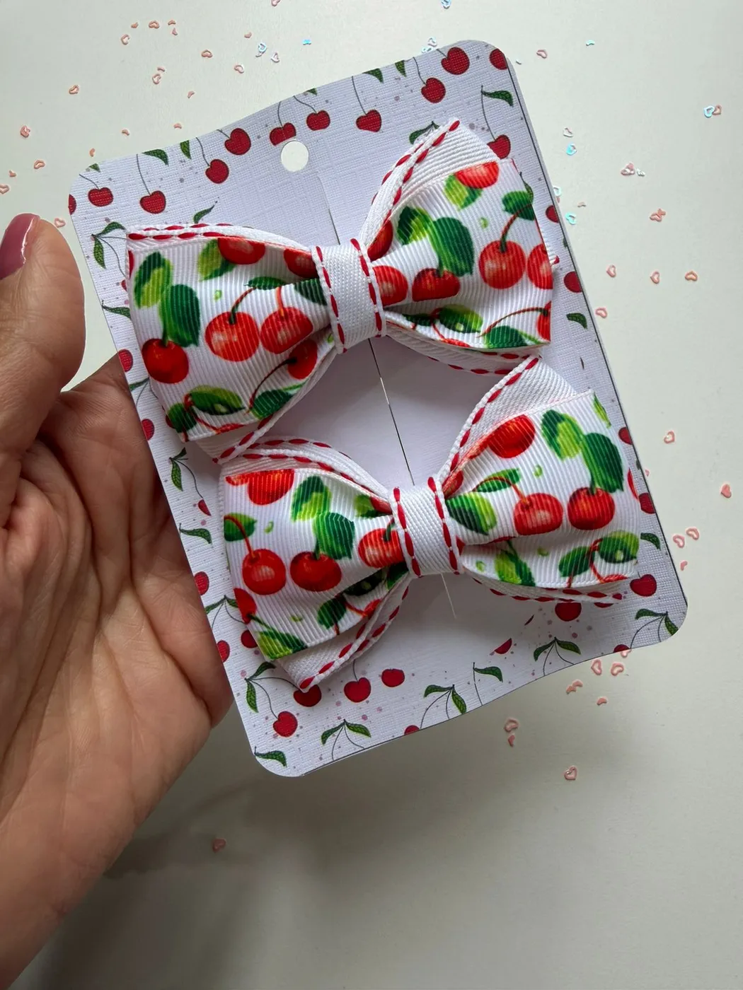 Parzinho Laço Cereja Borda Vermelha