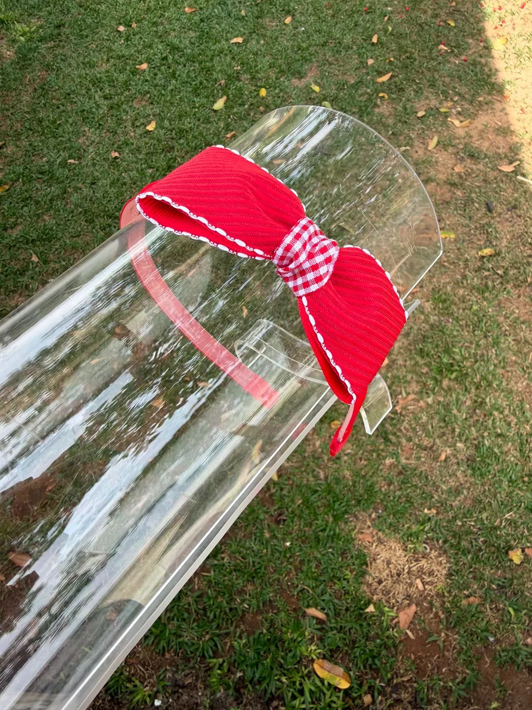 Tiara Laço Vermelho com Xadrez