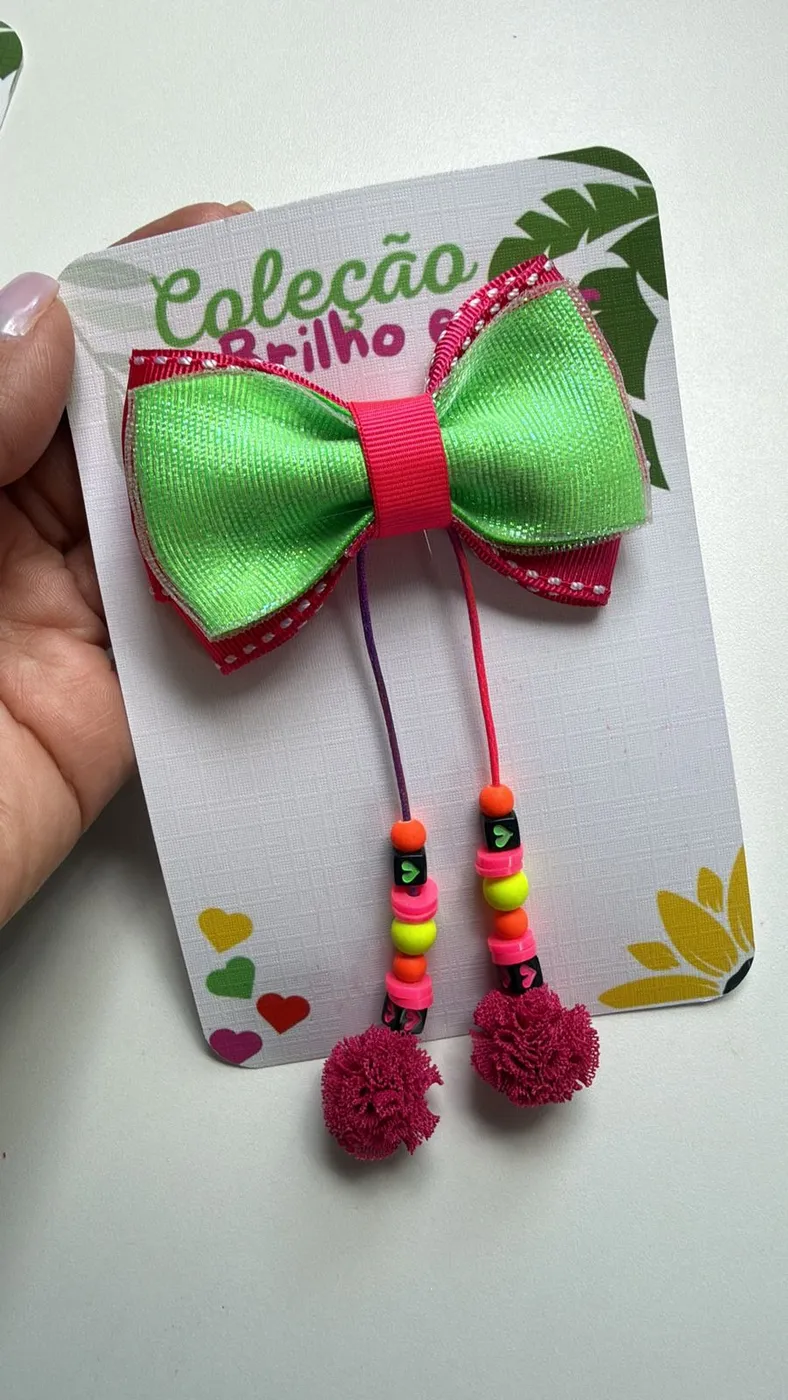Laço com Pontas Verde e Pink com Pompons
