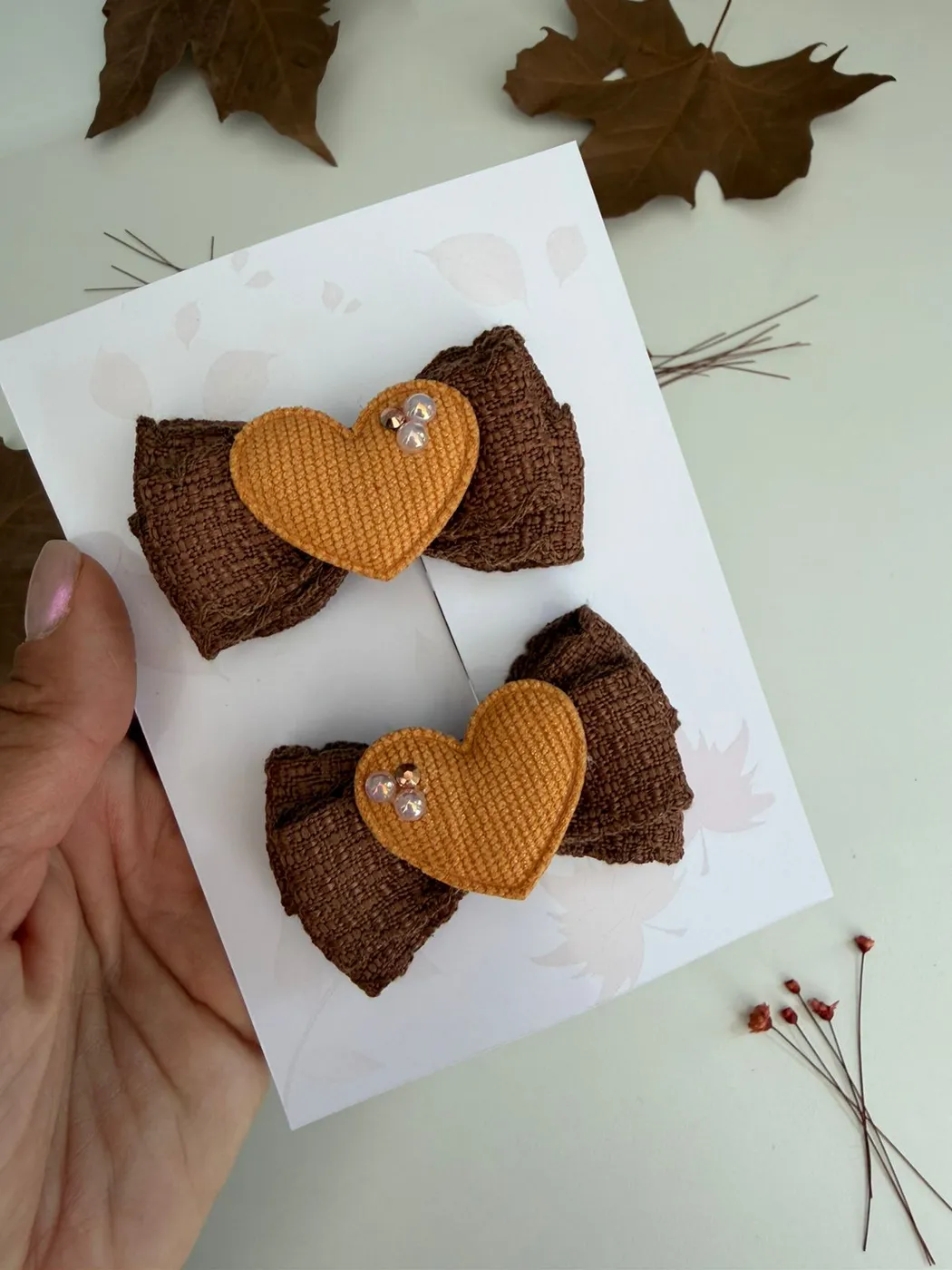 Parzinho Laço Marrom com Coração Mostarda