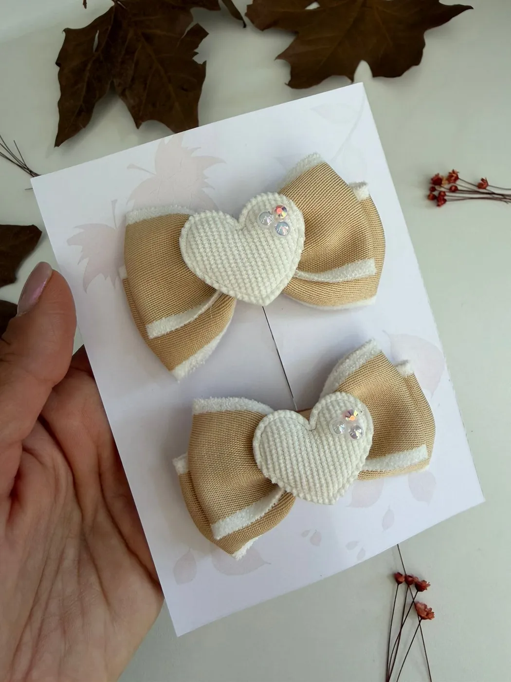 Parzinho Laço Bege com Coração Branco