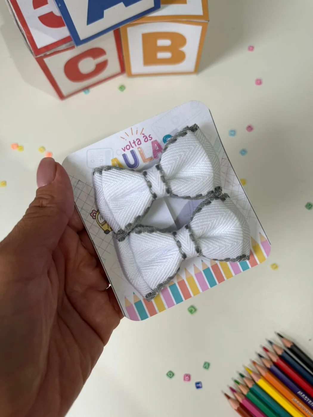 Parzinho Laço Branco Pesponto Cinza