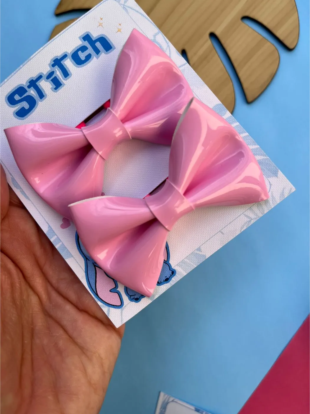 Parzinho Laço Cetim Rosa Metalizado Stitch