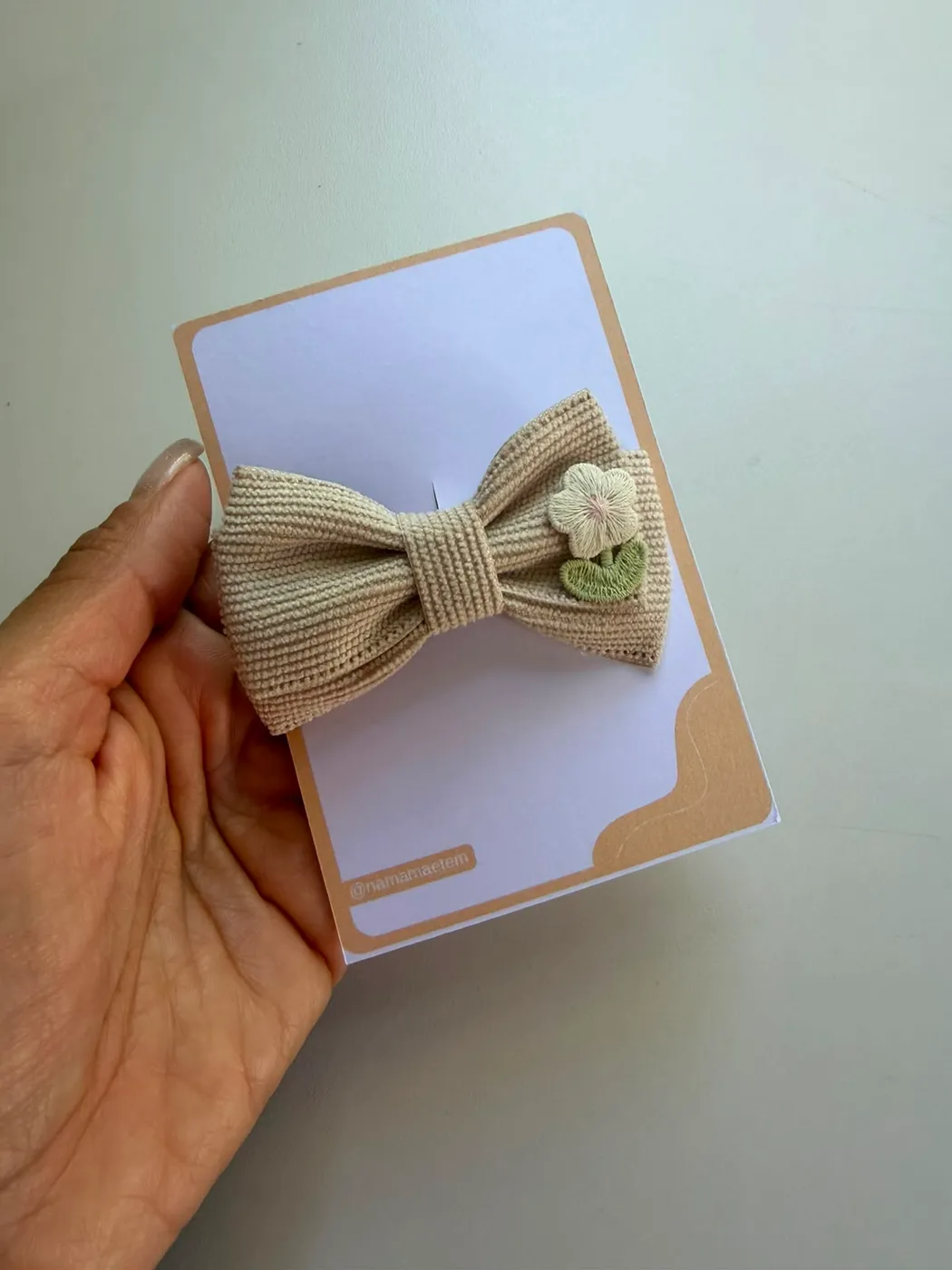 Laço Bege com Florzinha