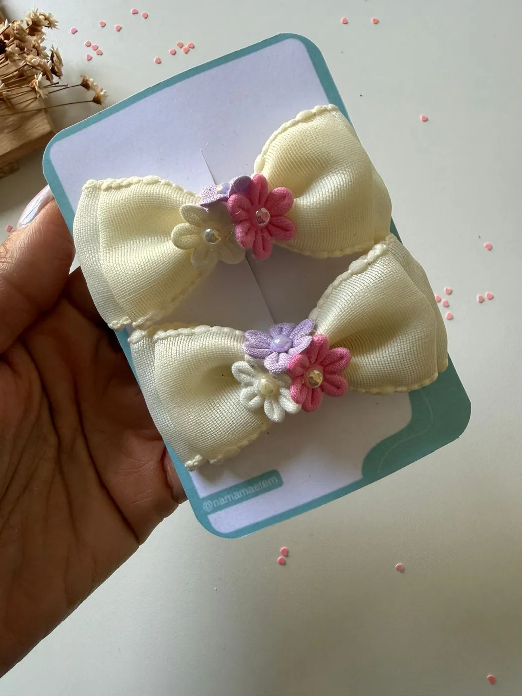 Parzinho Laço Off White com Florzinhas