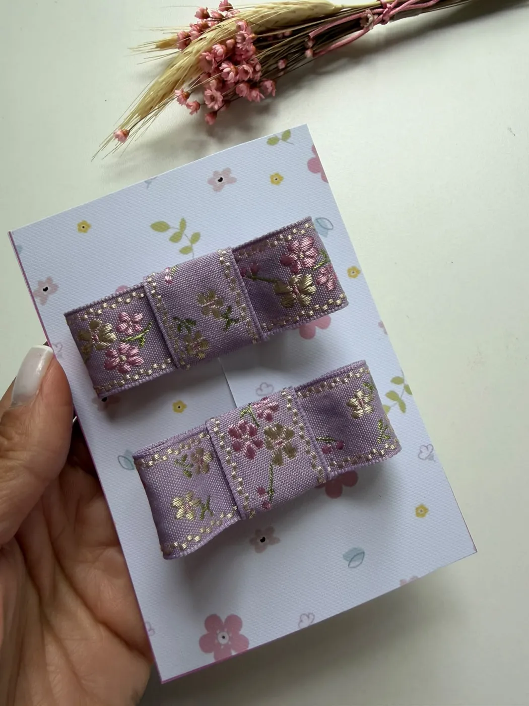 Parzinho Laço Lilás com Detalhe Dourado