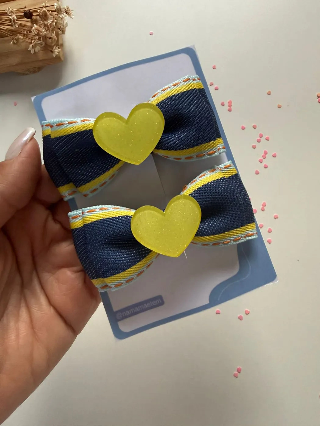 Parzinho Laço Azul Marinho com Coração Amarelo