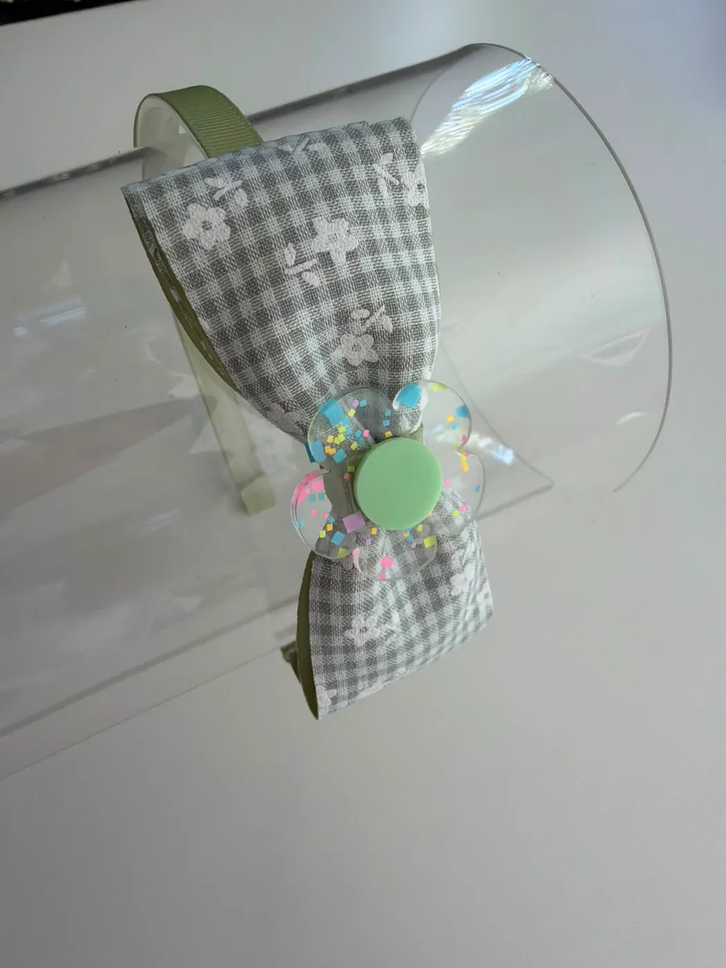 Tiara Laço Xadrez Cinza com Flor