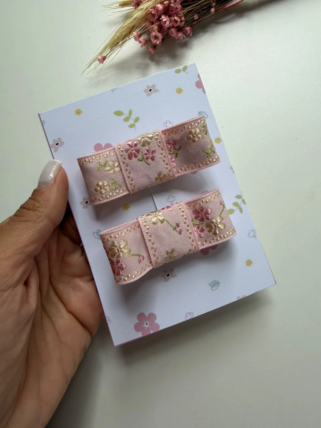 Parzinho Laço Rosa Bebê com Detalhe Dourado