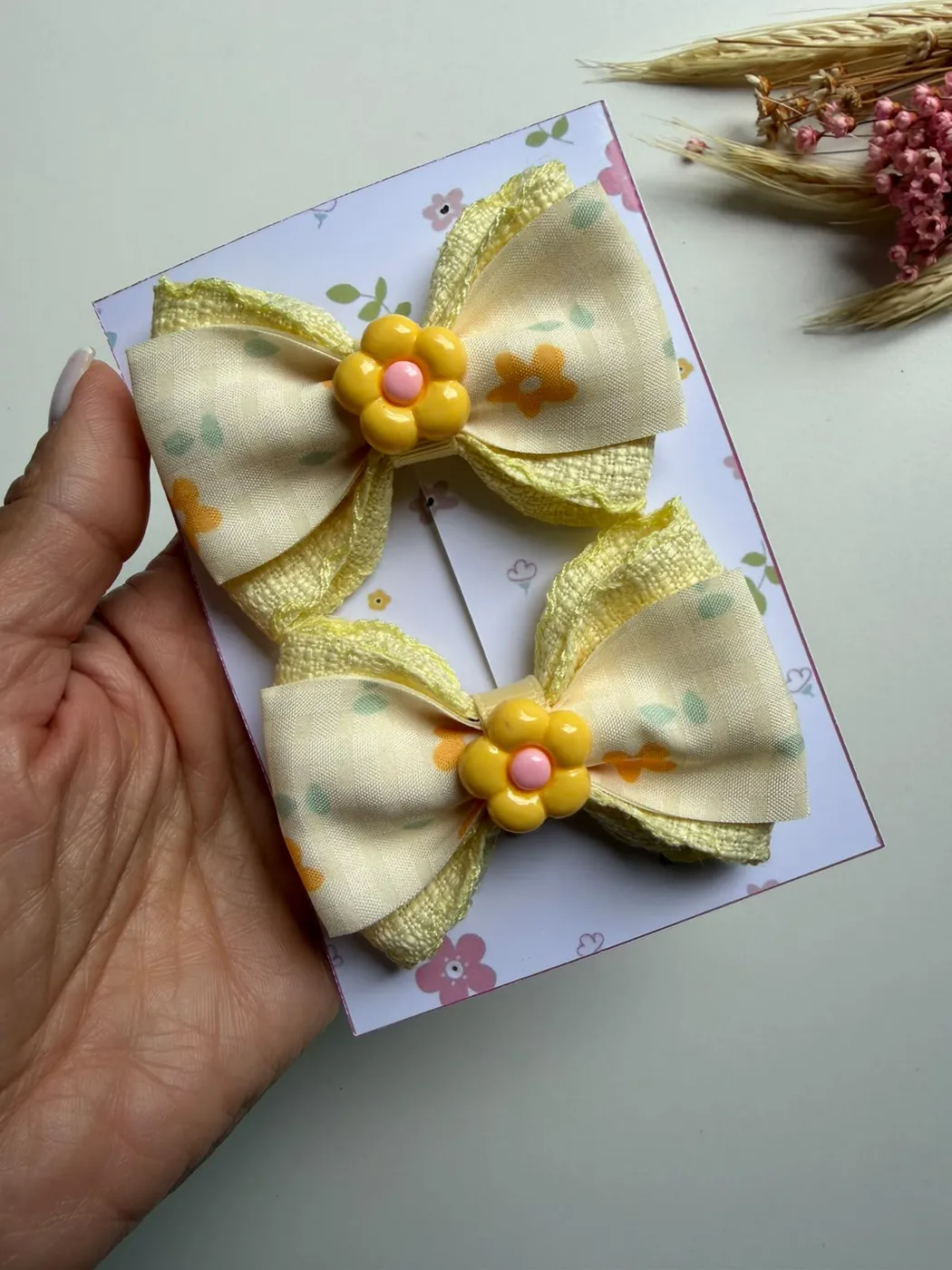 Parzinho Laço Creme com Flor Amarela