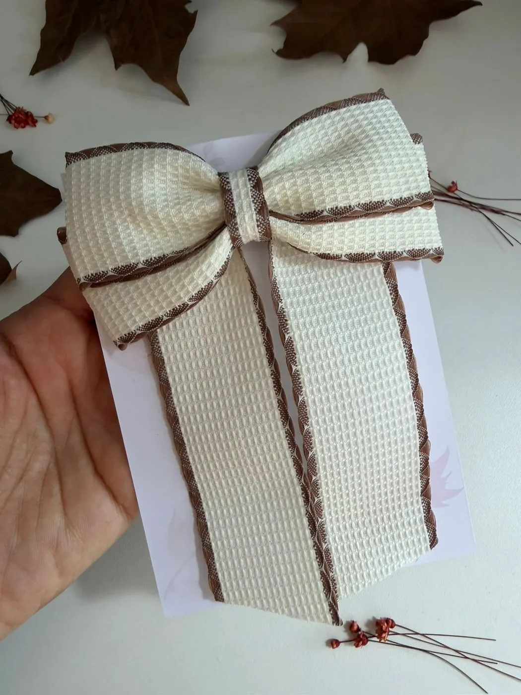 Laço com Pontas Creme Bordas Marrom