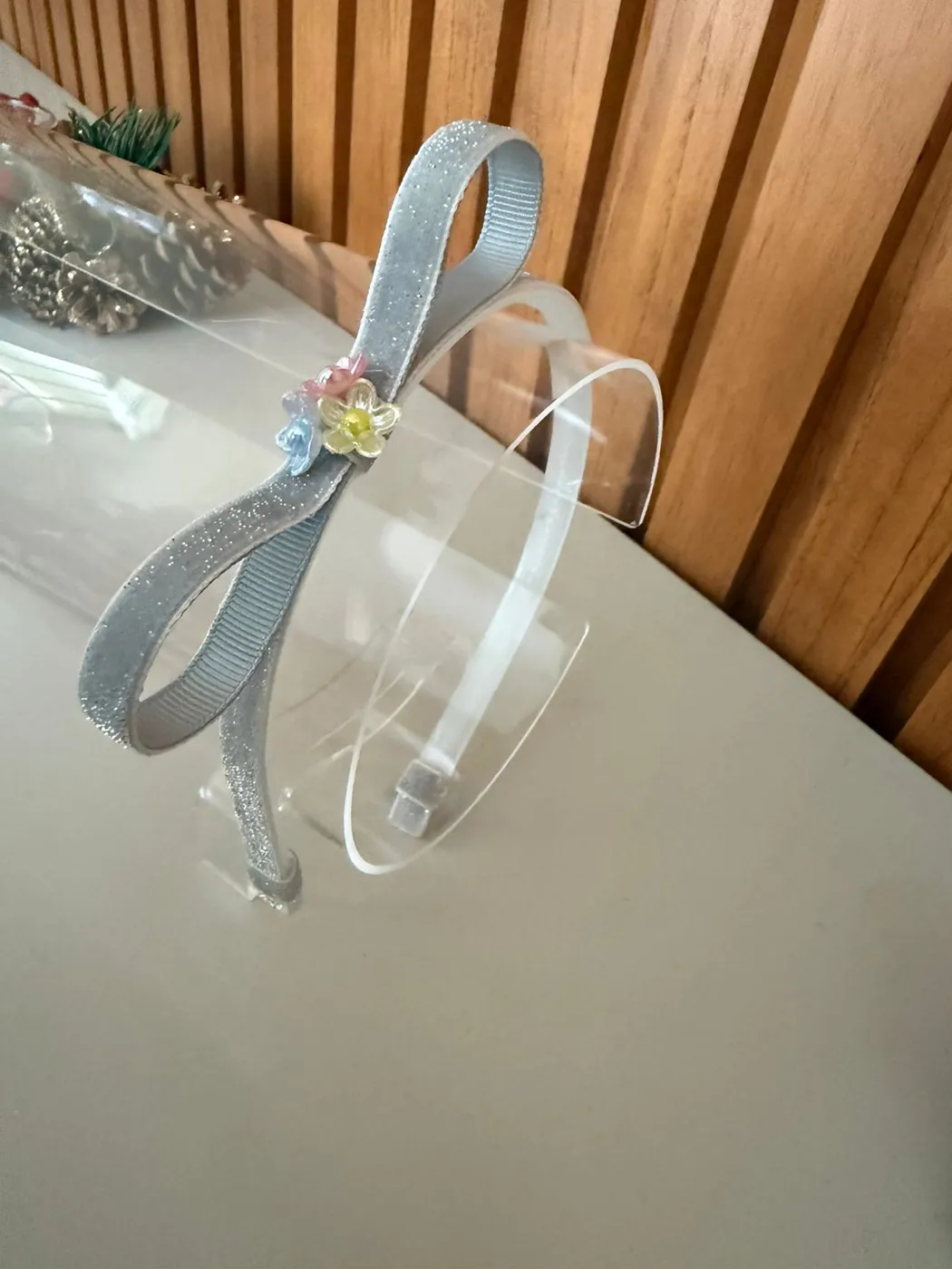 Tiara Fita Prata com Florzinha