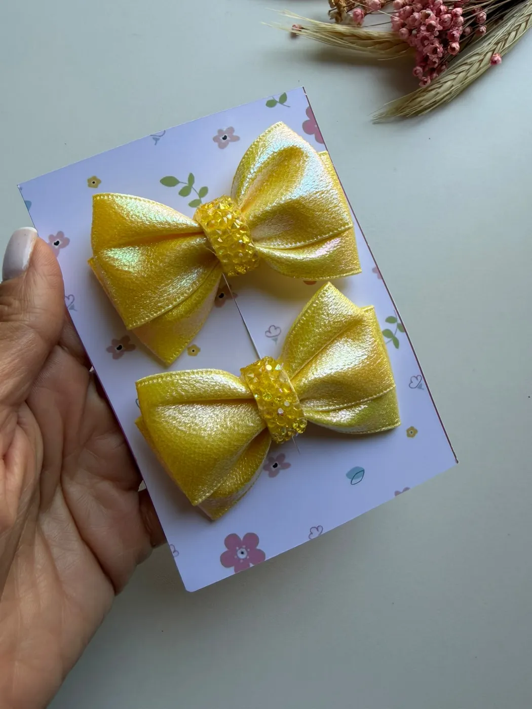 Parzinho Laço Metalizado Amarelo com Strass