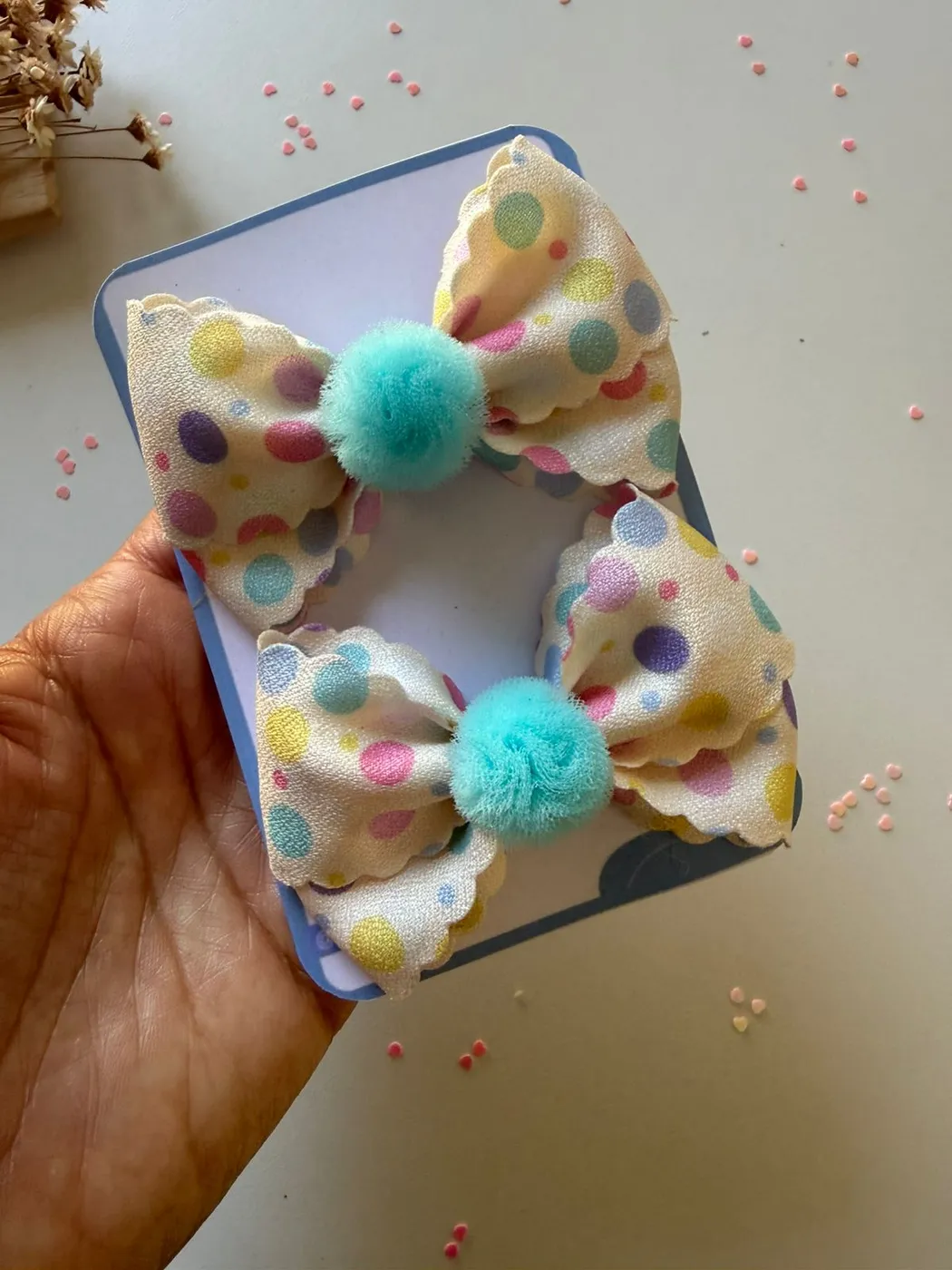 Parzinho Laço Poá Colorido com Pompom Azul